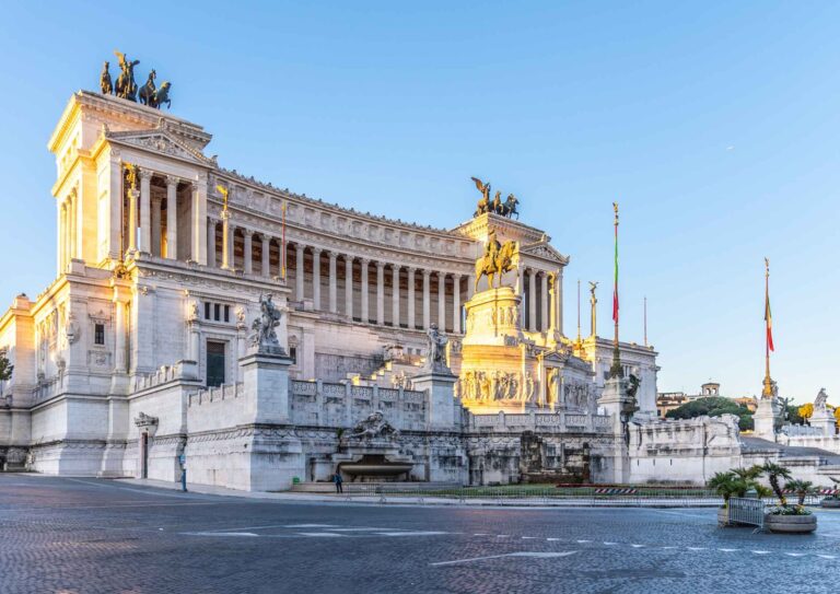 Bílý mramorový Památník Viktora Emanuela II. na Piazza Venezia.