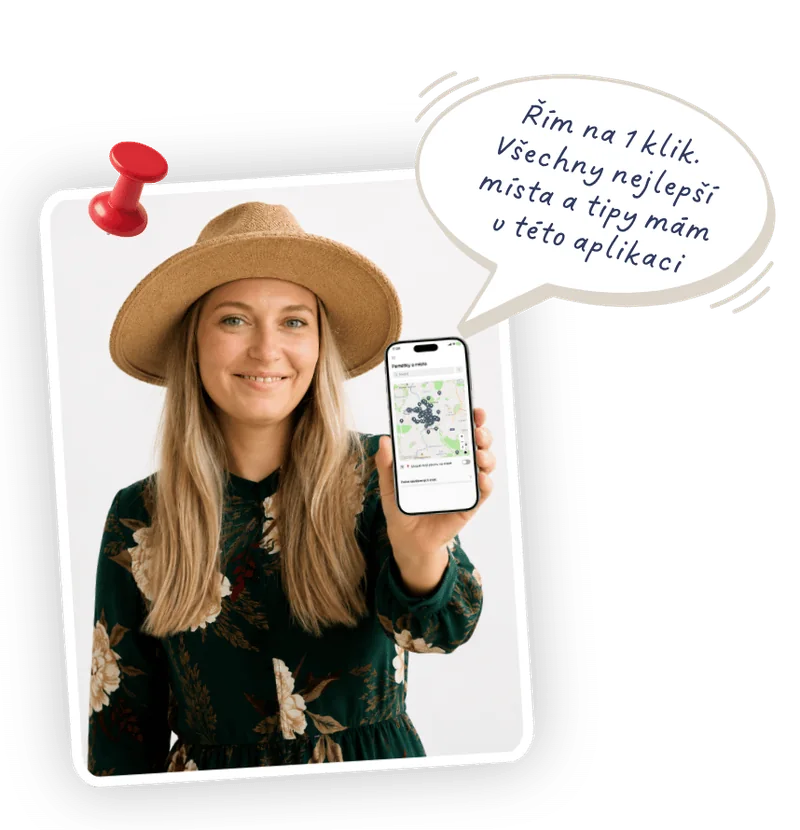 Lucie ukazuje mobilní aplikaci Průvodce Řím s mapou památek
