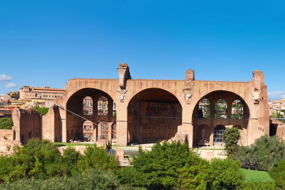 Maxentiova bazilika ve Foru Romanu Maxentiova bazilika ve Foru Romanu