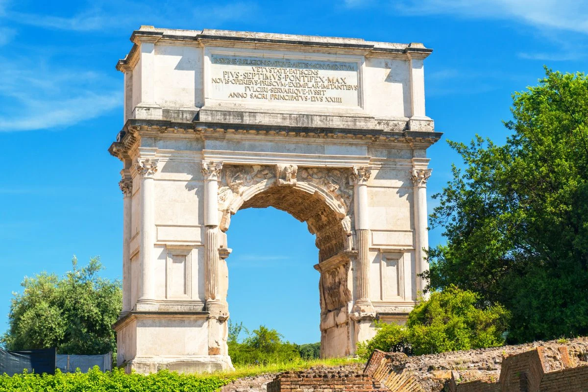 Titův oblouk mezi Forem Romanem a Palatinem v Římě Titův oblouk mezi Forem Romanem a Palatinem v Římě