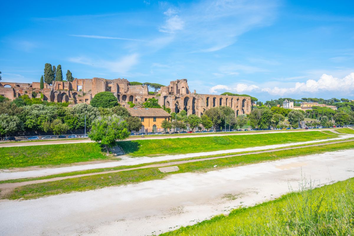 Prostranství Circus Maximus s ruinami císařských paláců na Palatinu.