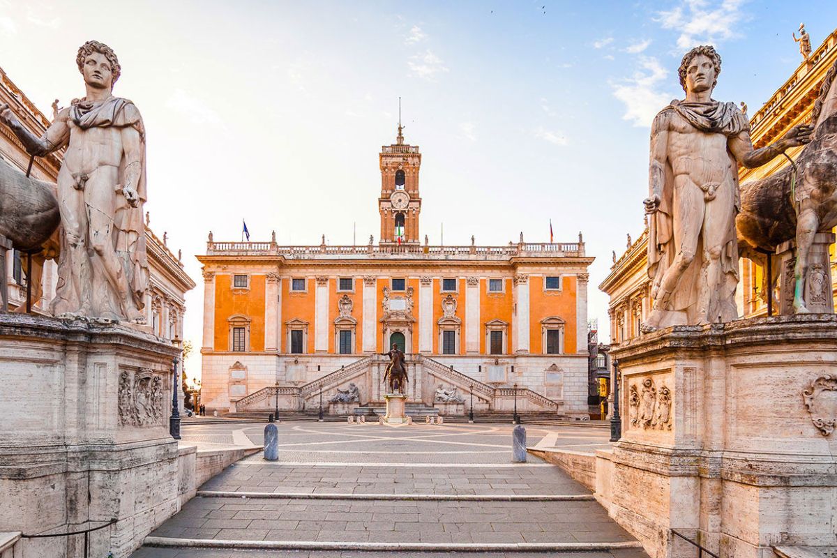 Piazza del Campidoglio na Kapitolu se sochami a Palazzo Senatorio.