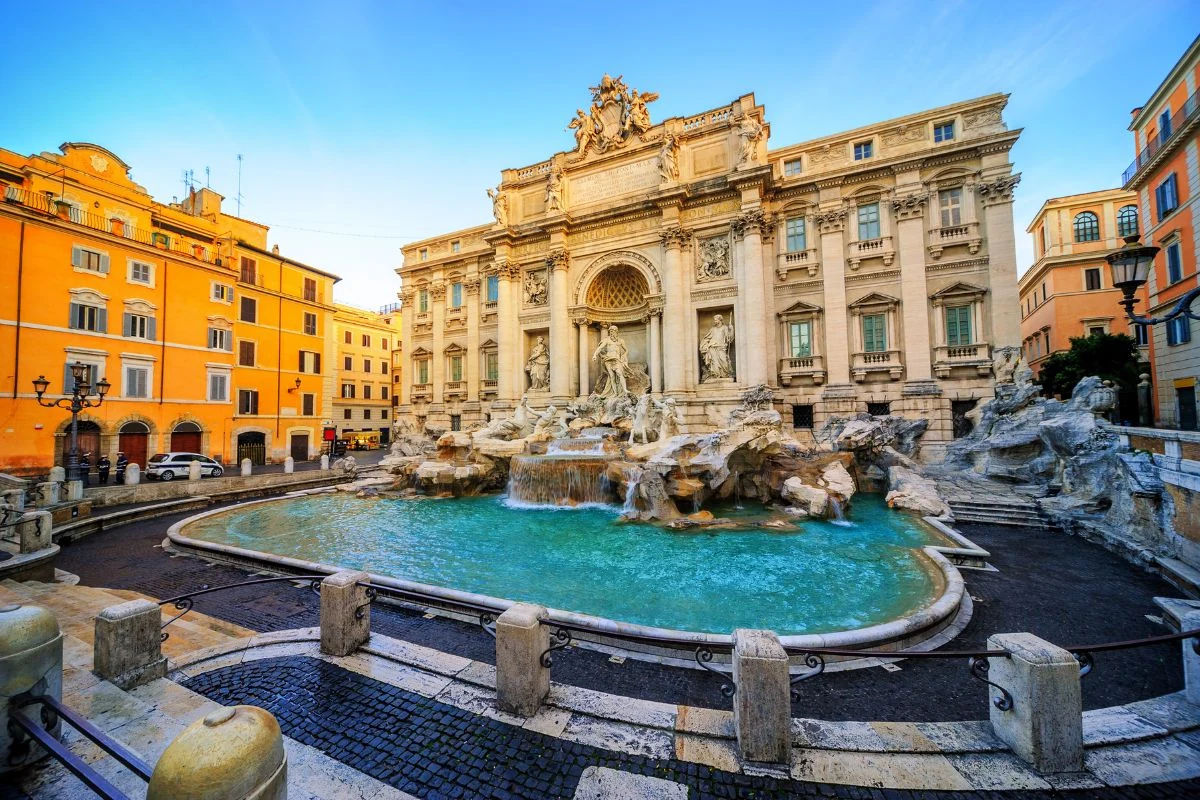 Fontána di Trevi v historickém centru Říma při procházce z okolí Pantheonu