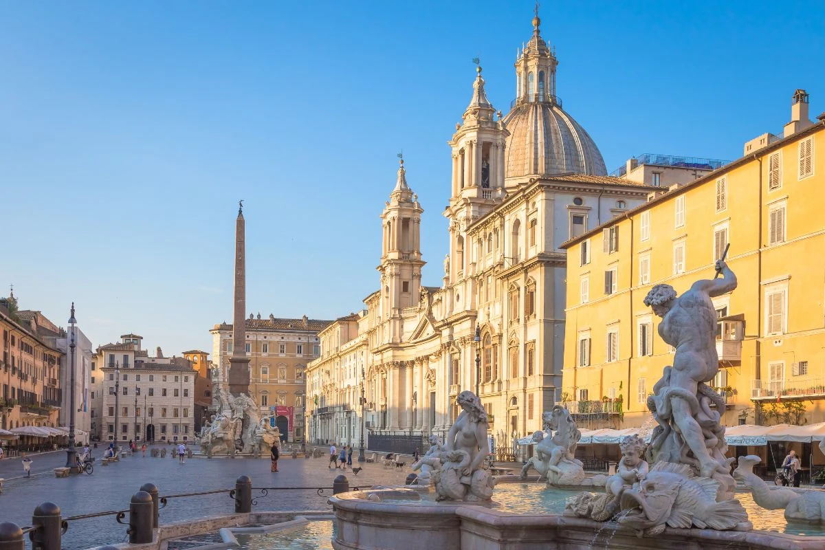 Náměstí Piazza Navona s barokními fontánami v pěší vzdálenosti od Pantheonu