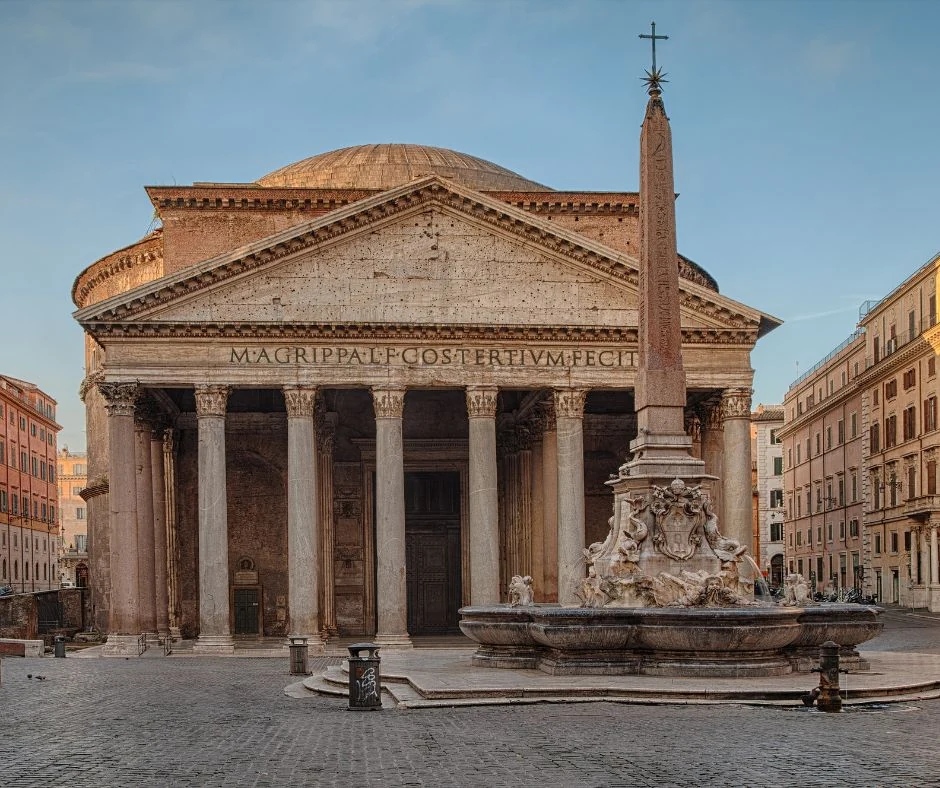 Pantheon v Římě s fontánou a obeliskem na náměstí Piazza della Rotonda