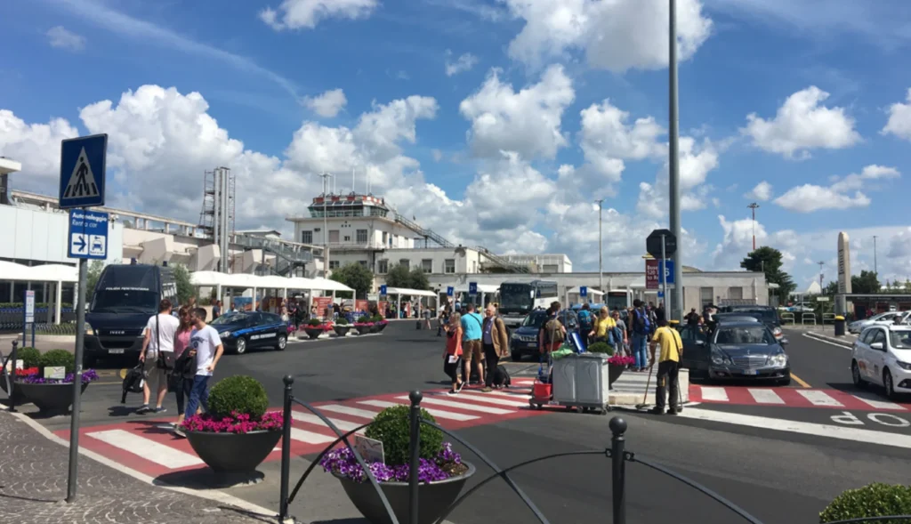 Řím Ciampino: autobusová stání před letištním terminálem