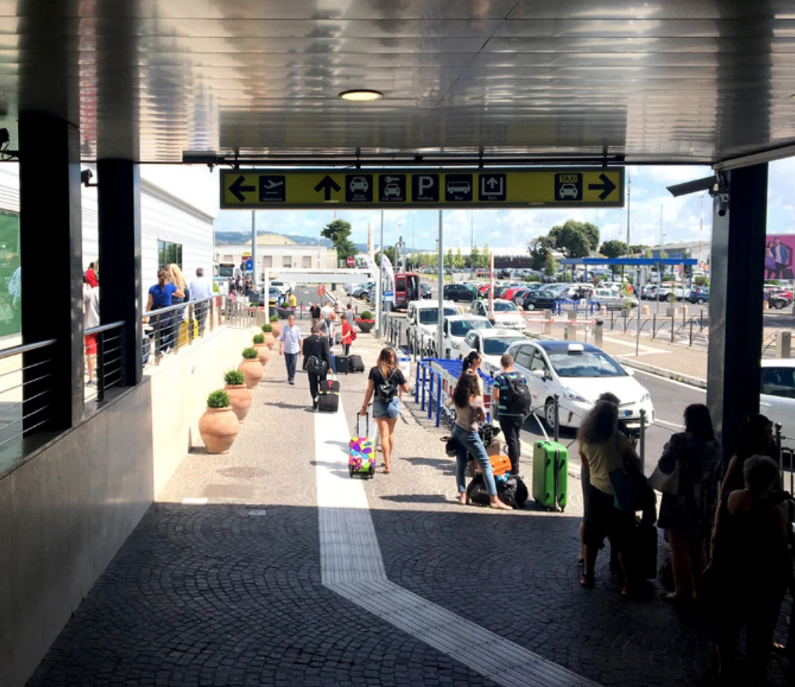 Řím Ciampino: východ z terminálu v dopravní kapitole průvodce