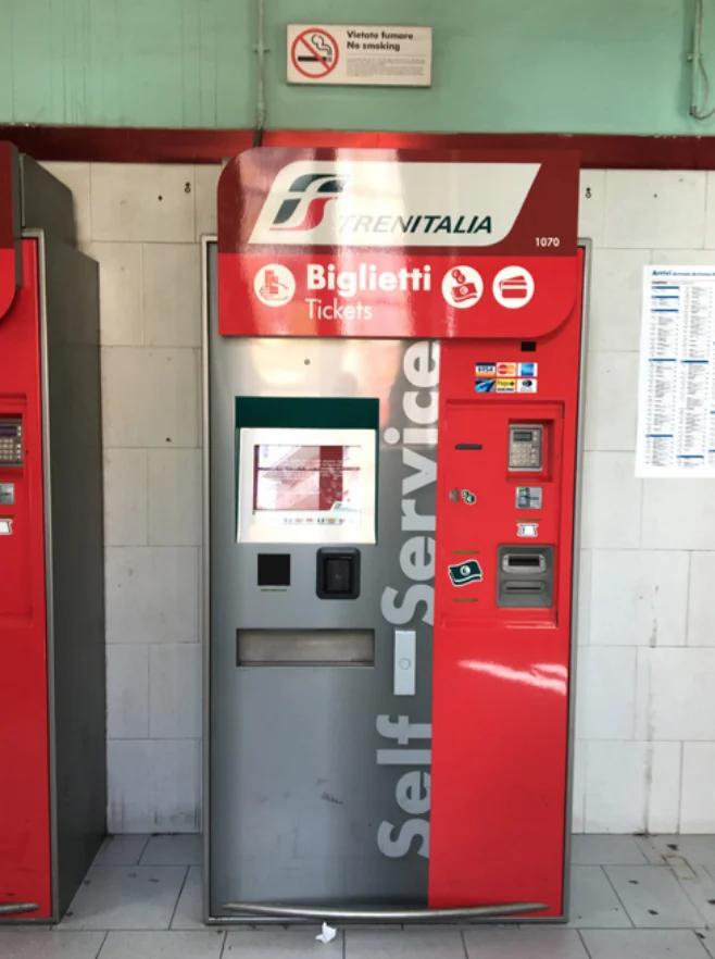 Samoobslužný automat Trenitalia pro nákup vlakových jízdenek