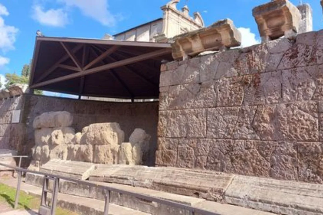 Caesarův chrám | Forum Romanum, Řím Caesarův chrám – Forum Romanum v Římě, místo v interaktivní mapě