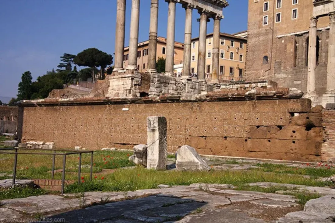 Rostra · řečnická tribuna | Forum Romanum, Řím Rostra – Forum Romanum v Římě, místo v interaktivní mapě