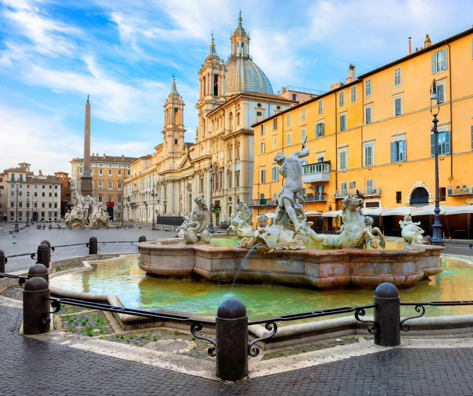 Piazza Navona s kašnami a barokními budovami