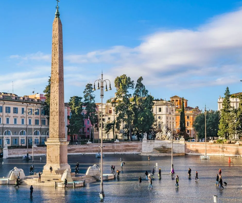 Piazza del Popolo s obeliskem a kostely
