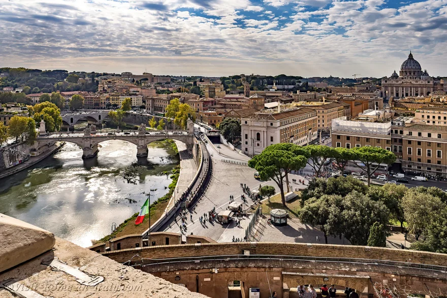 Panoramatický pohled na řeku, most a střechy historického Říma