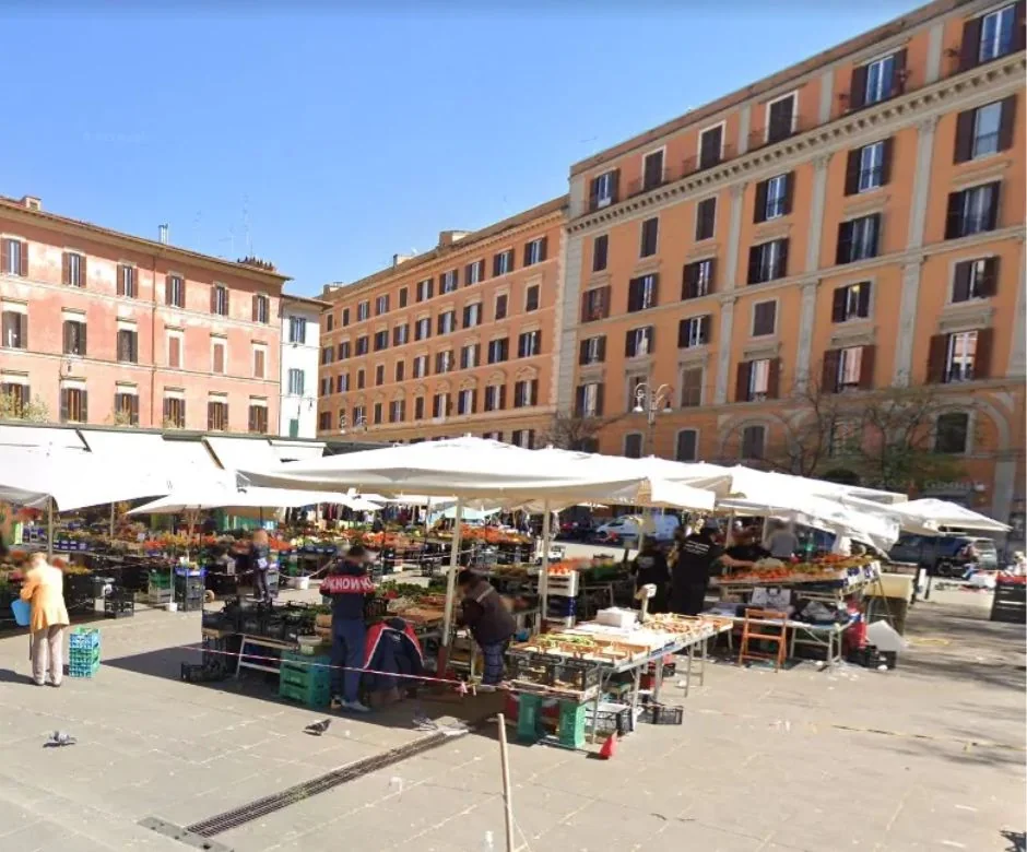 Trh Mercato di San Cosimato v Trastevere s ovocem a zeleninou