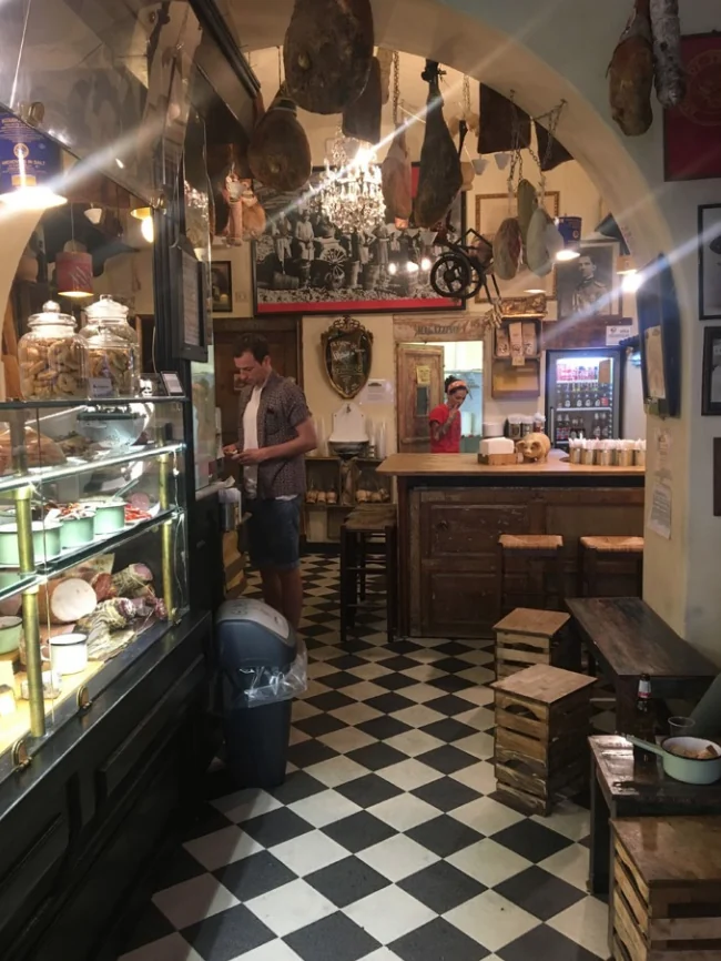 Víno a uzeniny v Cantina dei Papi v Trastevere