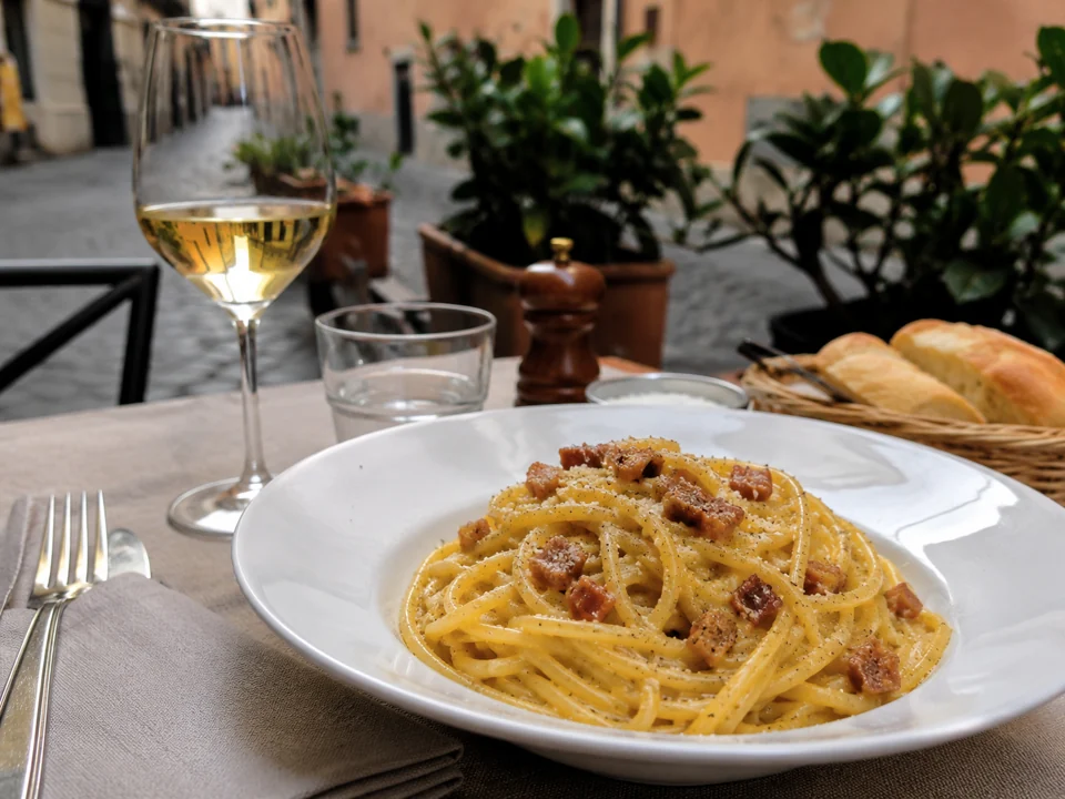 Carbonara na talíři – tradiční těstoviny v restauraci v Římě