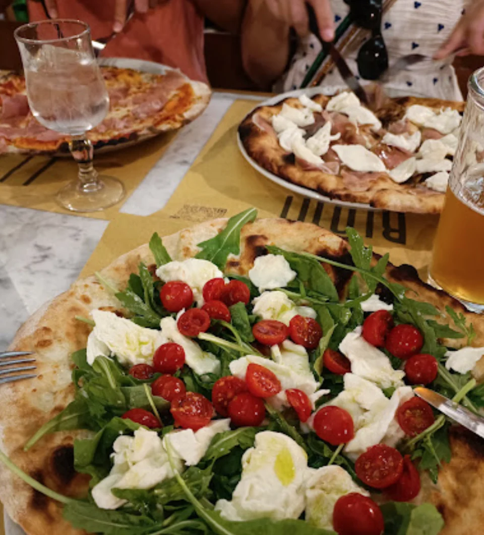 Pizza a další jídlo na stole v Li Rioni a Santiquattro