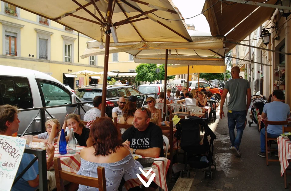 Posezení u restaurace Luzzi v Římě